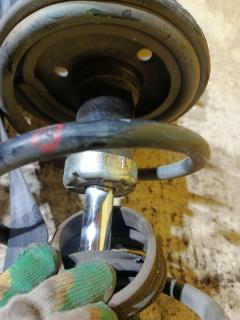 Стойка амортизатора на Toyota Noah AZR60G 1AZ-FSE Фото 4