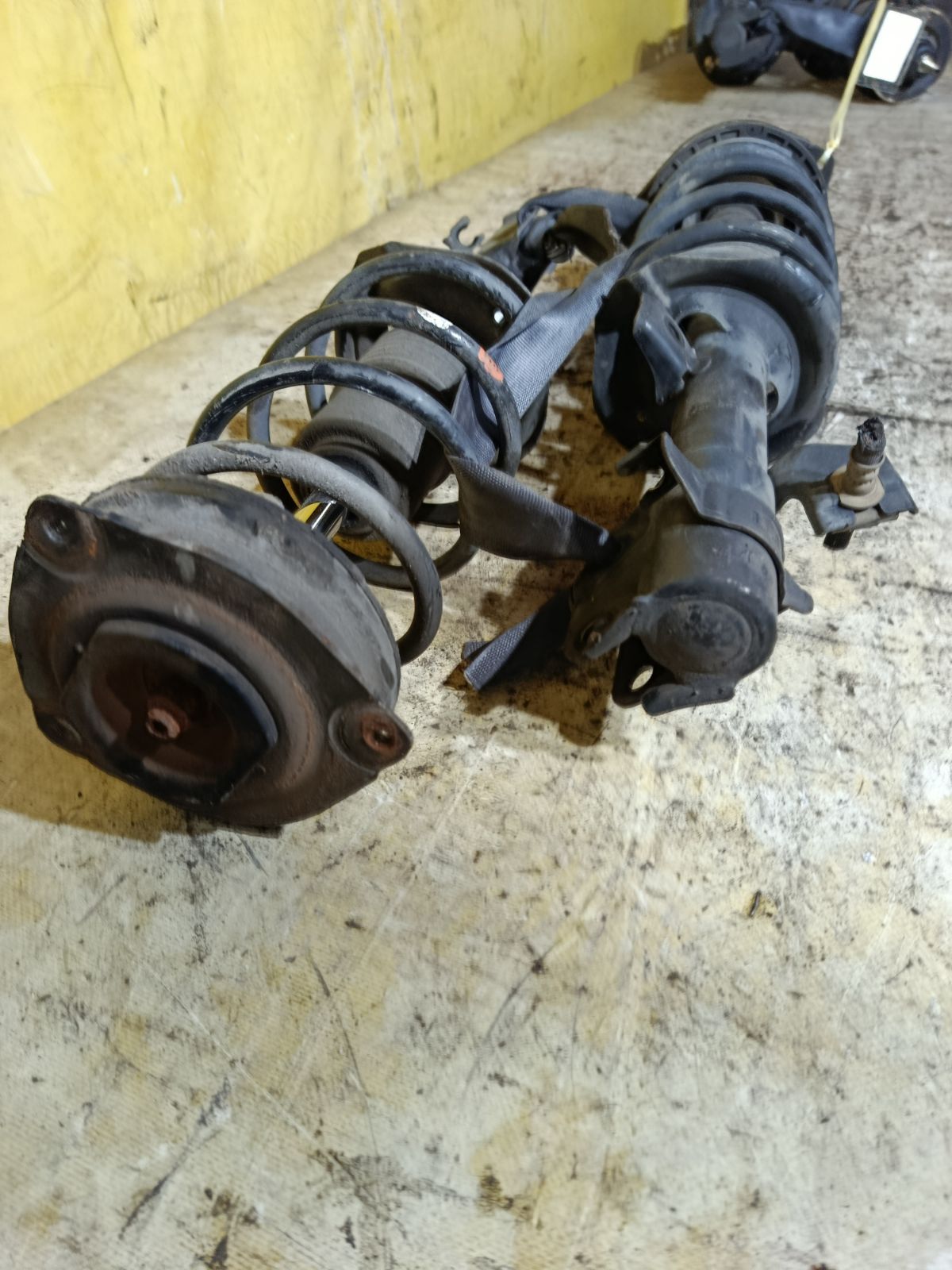 Стойка амортизатора на Nissan Cube Z11 CR14DE Фото 3