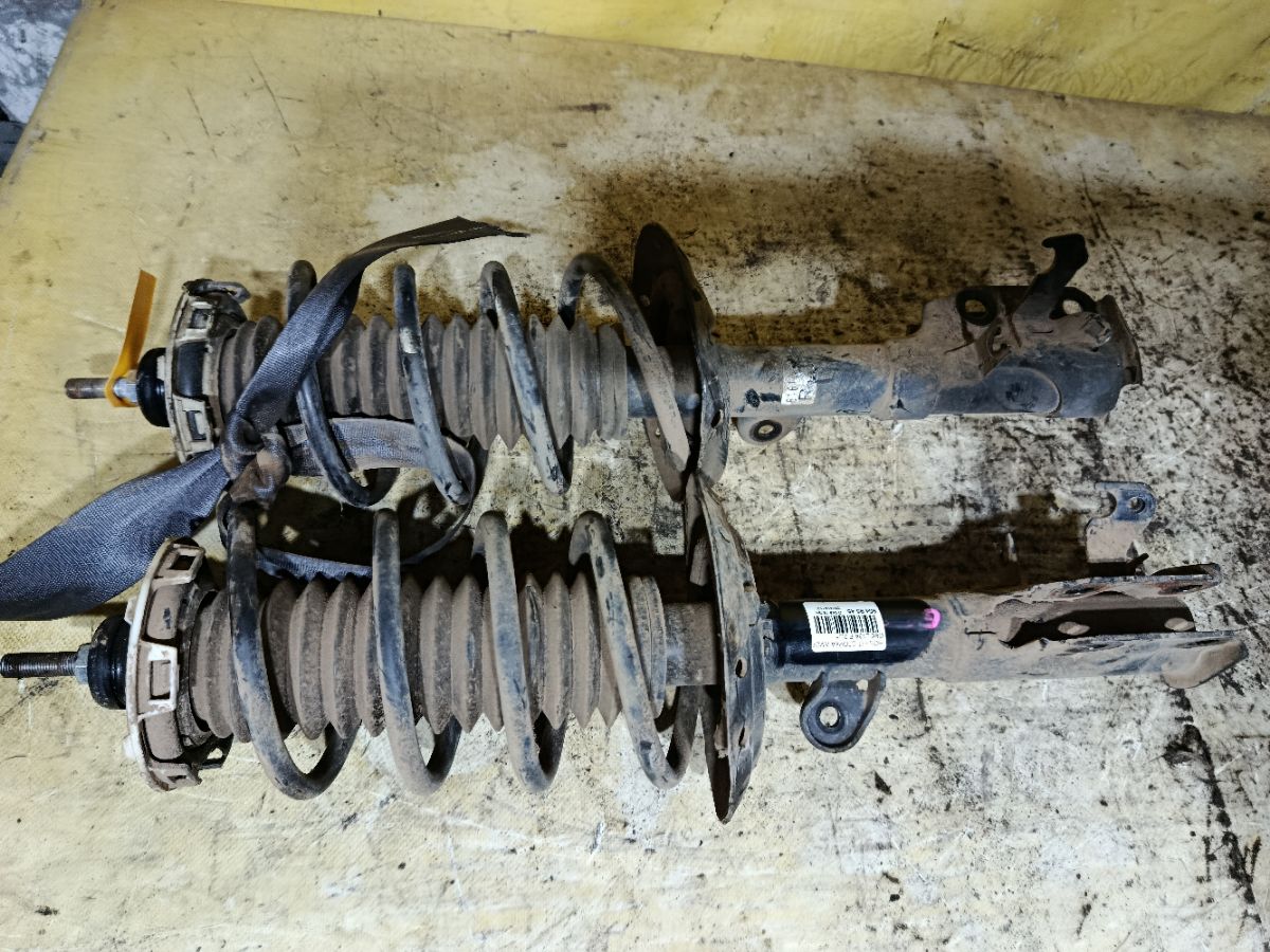 Стойка амортизатора на Honda Fit GE6 L13A Фото 1