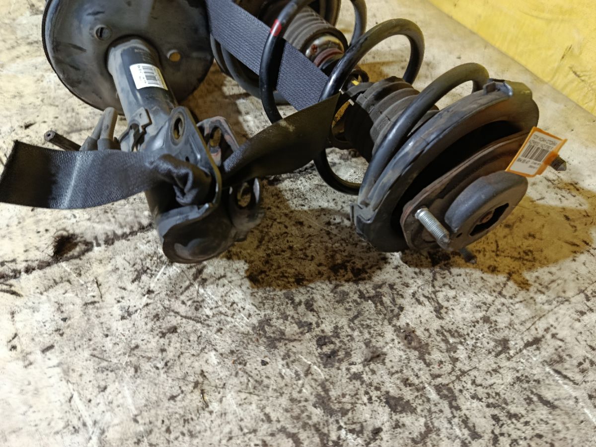 Стойка амортизатора на Toyota Noah AZR60G 1AZ-FSE Фото 3