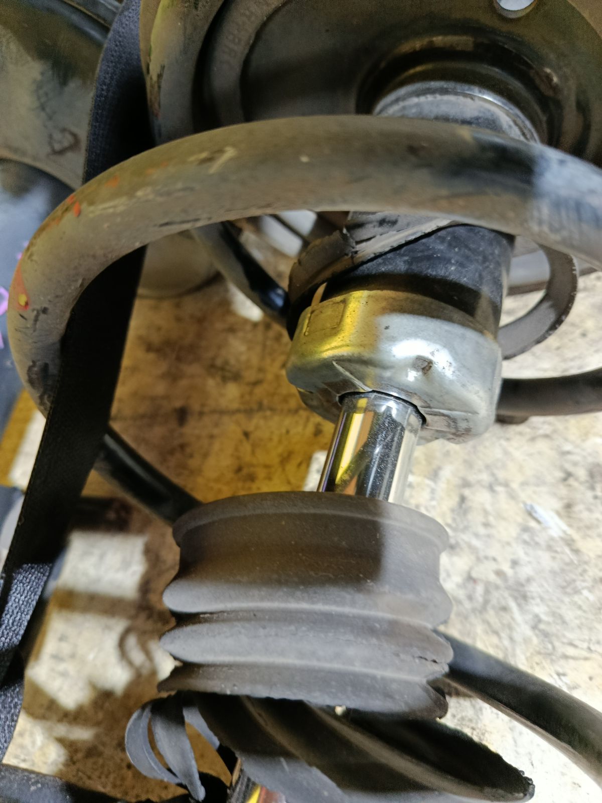 Стойка амортизатора на Toyota Noah AZR60G 1AZ-FSE Фото 4