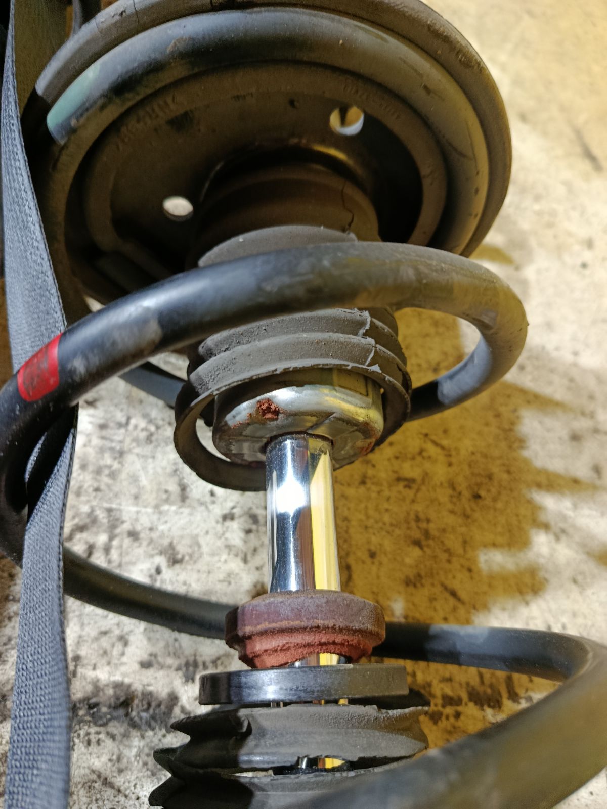 Стойка амортизатора на Toyota Noah AZR60G 1AZ-FSE Фото 5