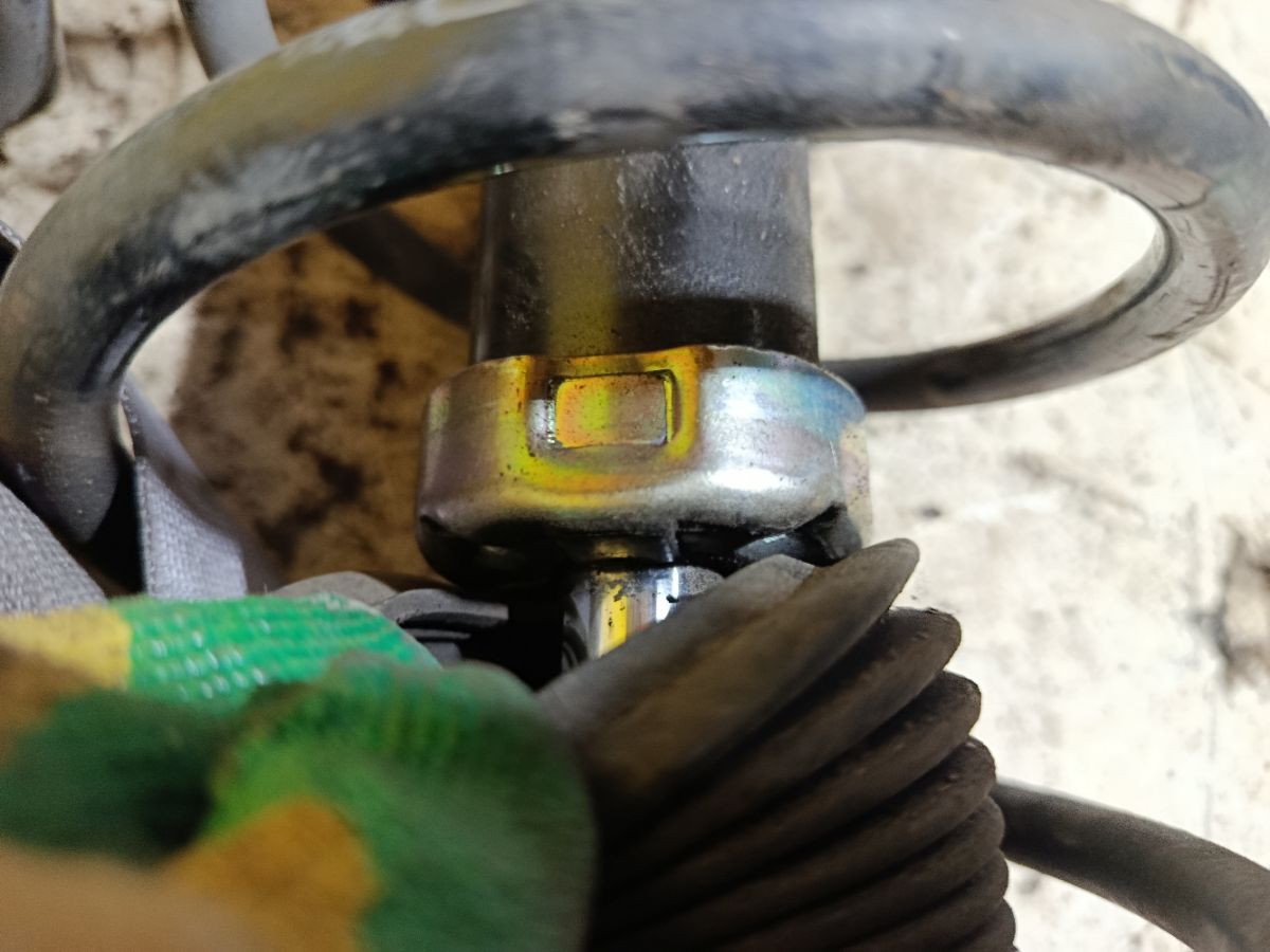 Стойка амортизатора на Nissan Tiida Latio SC11 HR15DE Фото 4