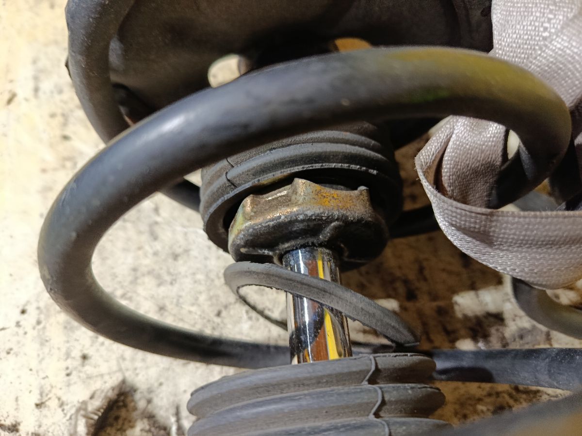 Стойка амортизатора на Nissan Ad Van VFY11 QG15DE Фото 5