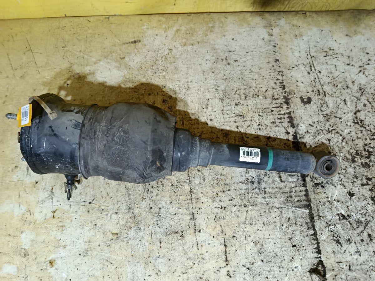 Стойка амортизатора 48010-50110 на Toyota Celsior UCF31 3UZ-FE Фото 1