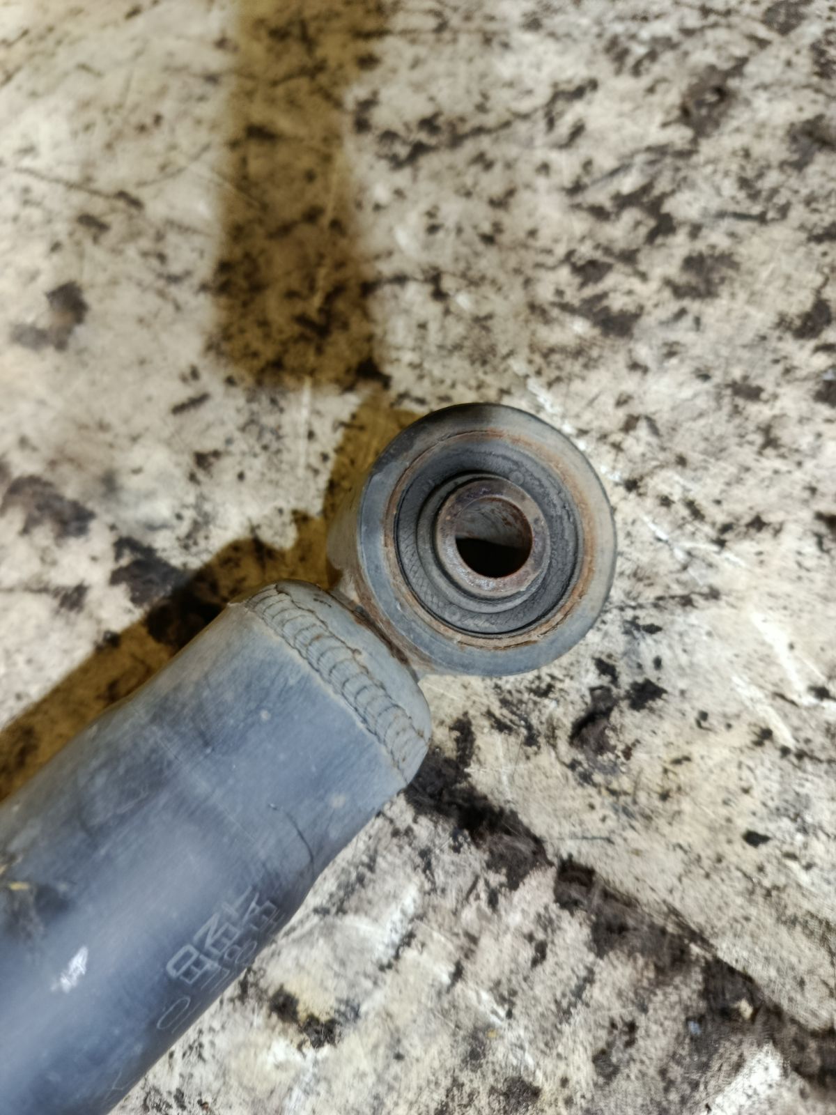 Стойка амортизатора 48010-50110 на Toyota Celsior UCF31 3UZ-FE Фото 2