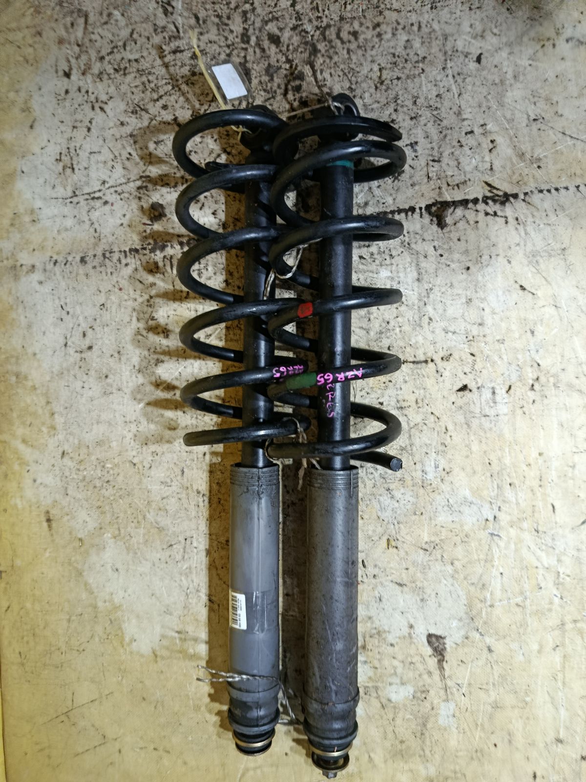 Амортизатор на Toyota Noah AZR65G Фото 1