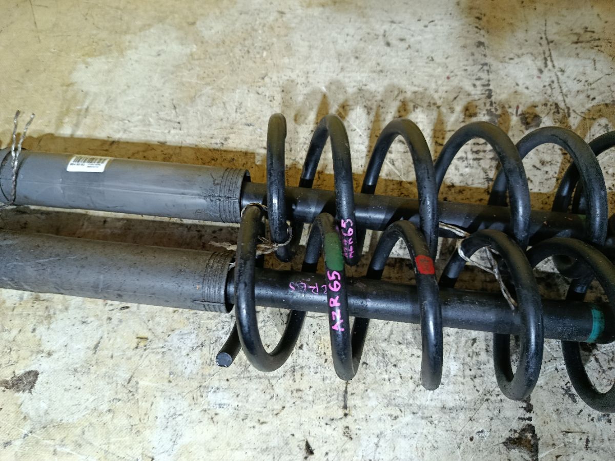 Амортизатор на Toyota Noah AZR65G Фото 4