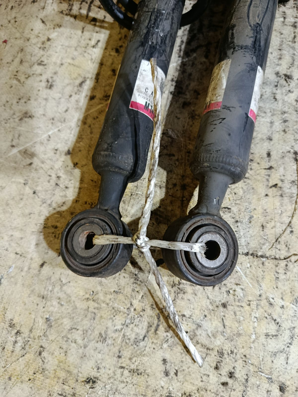 Амортизатор на Daihatsu Move LA150S Фото 2