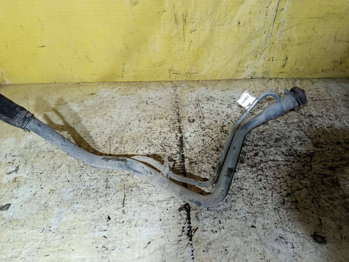 Заливная горловина топливного бака на Mitsubishi Chariot Grandis N84W 4G64 Фото 1