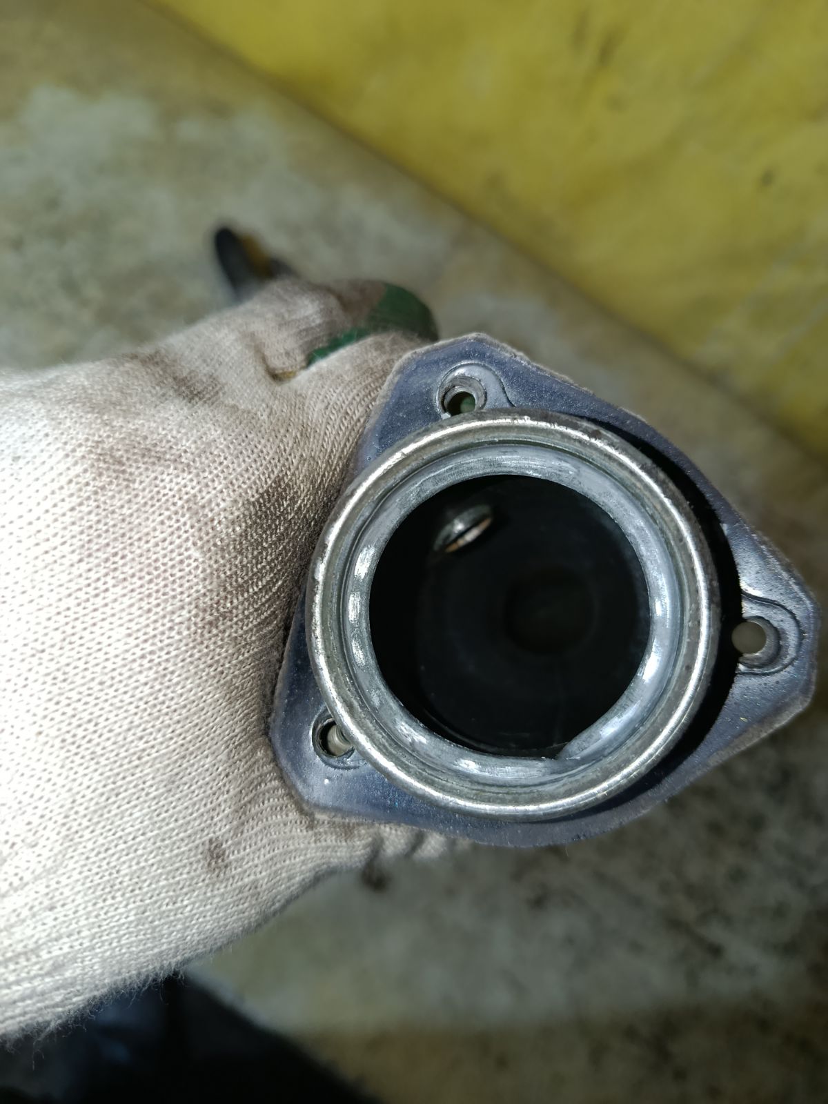 Заливная горловина топливного бака на Mitsubishi Chariot Grandis N84W 4G64 Фото 4