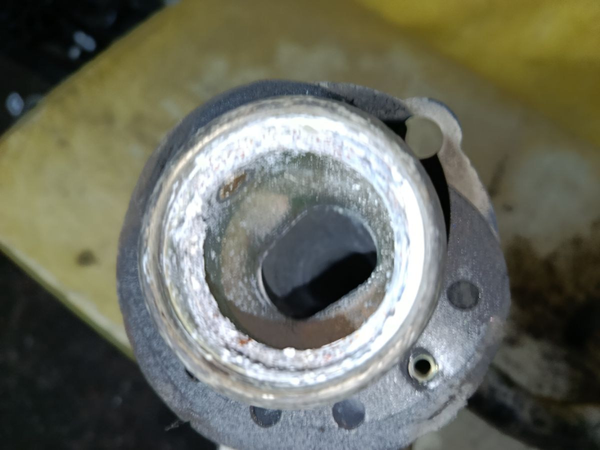 Заливная горловина топливного бака на Mazda Mpv LW3W L3 Фото 3