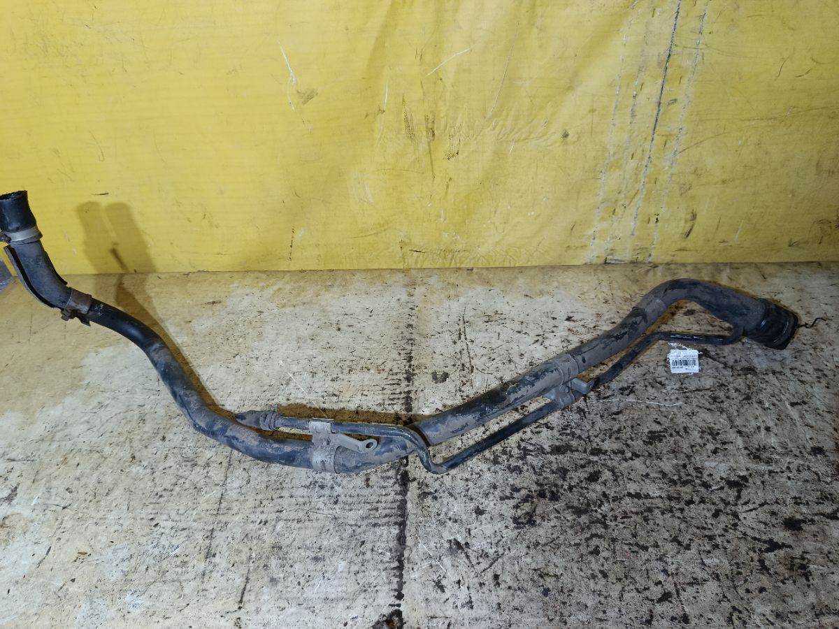 Заливная горловина топливного бака на Toyota Noah ZRR70G 3ZR-FAE Фото 1