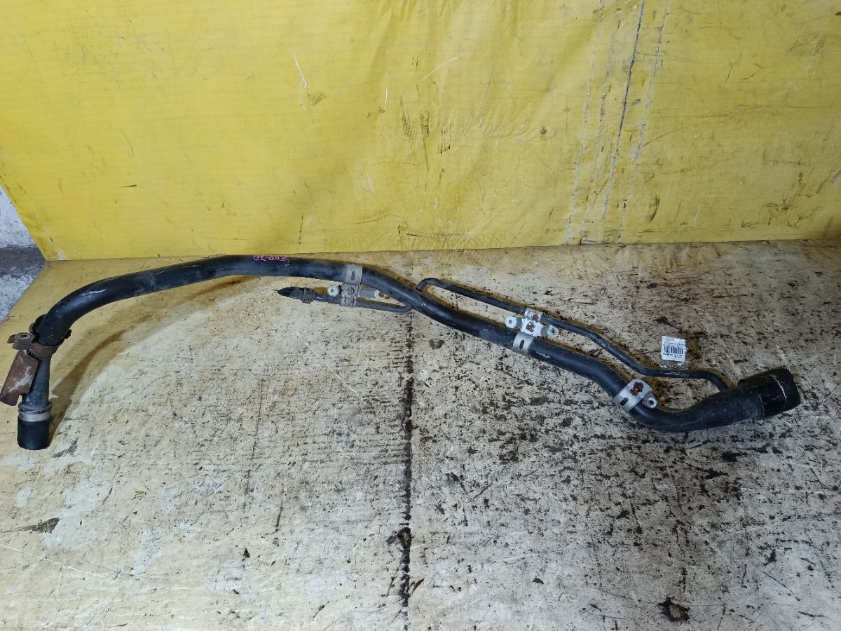 Заливная горловина топливного бака на Toyota Noah ZRR70G 3ZR-FAE Фото 2