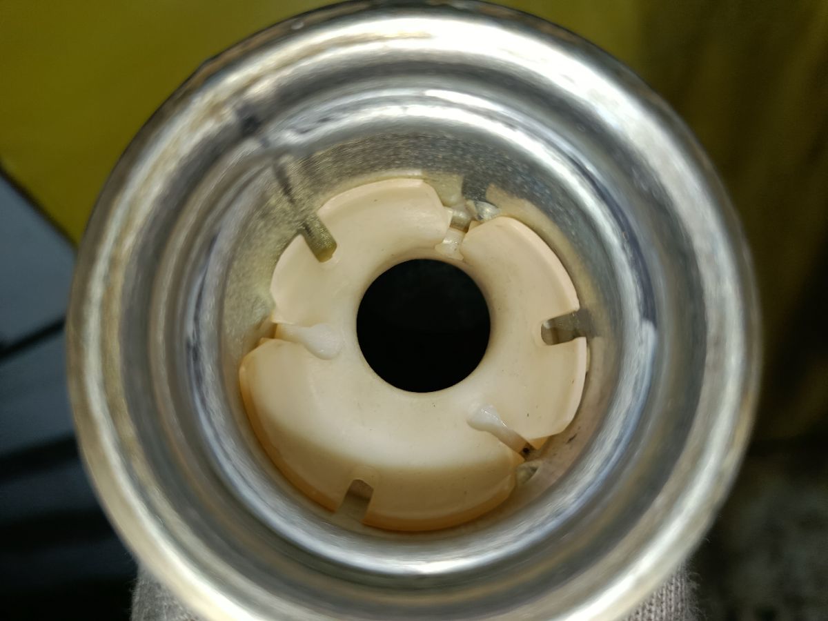 Заливная горловина топливного бака на Toyota Noah ZRR70G 3ZR-FAE Фото 3