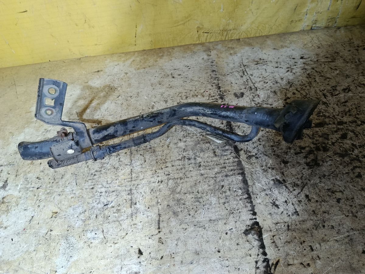 Заливная горловина топливного бака на Nissan Note E11 HR15DE Фото 1