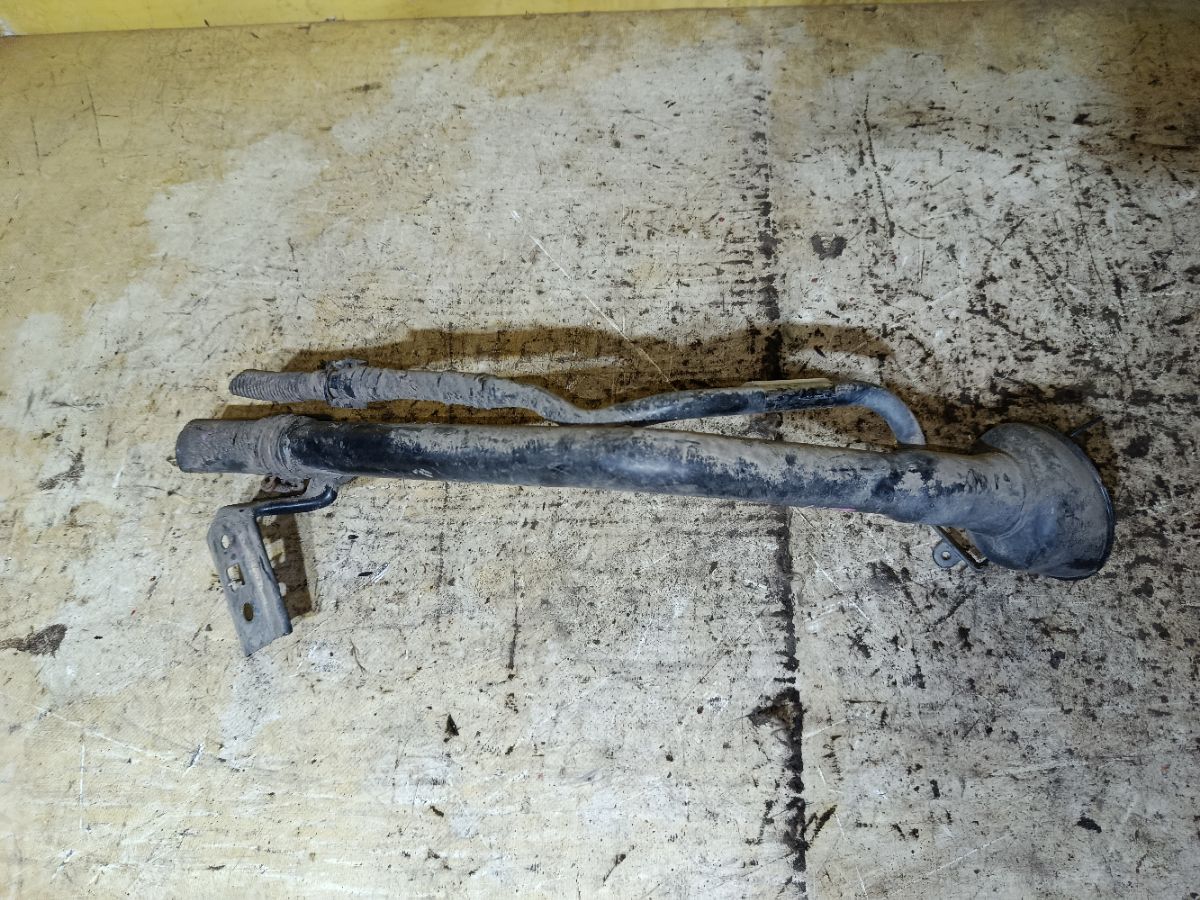 Заливная горловина топливного бака на Nissan Note E11 HR15DE Фото 2