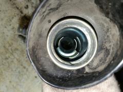 Заливная горловина топливного бака на Nissan Note E11 HR15DE Фото 3