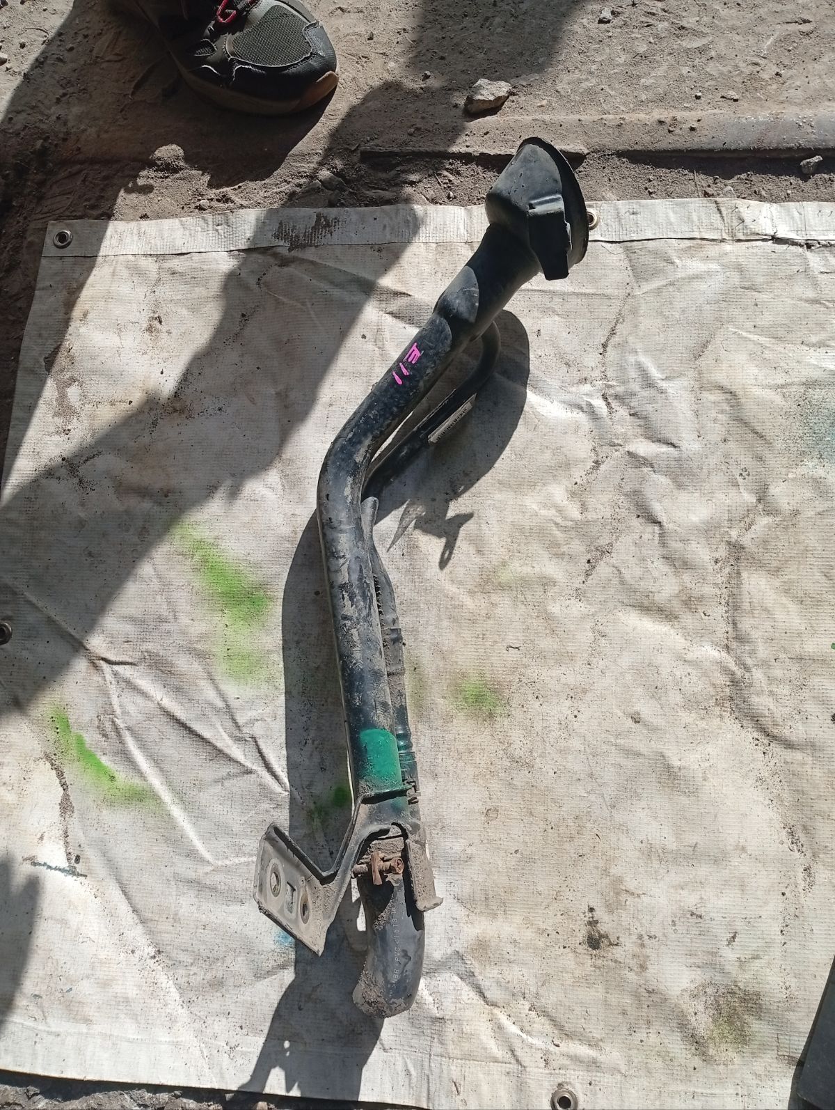 Заливная горловина топливного бака на Nissan Note E11 HR15DE Фото 4