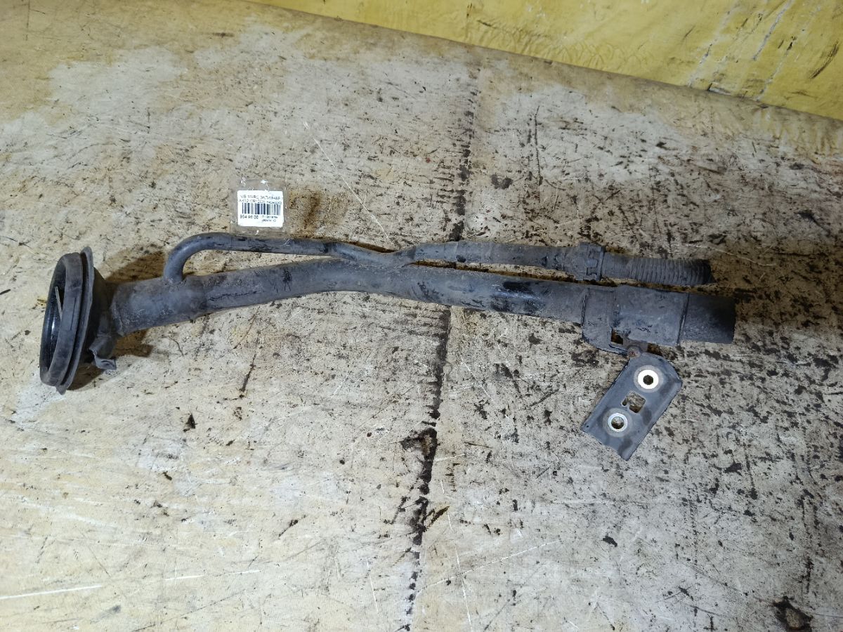 Заливная горловина топливного бака на Nissan March AK12 CR12DE Фото 1