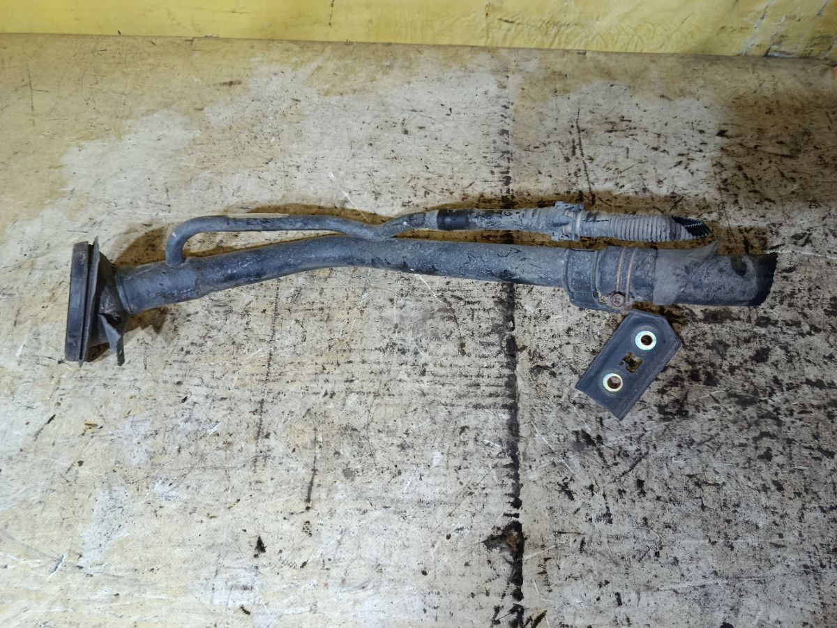 Заливная горловина топливного бака на Nissan March AK12 CR12DE Фото 1
