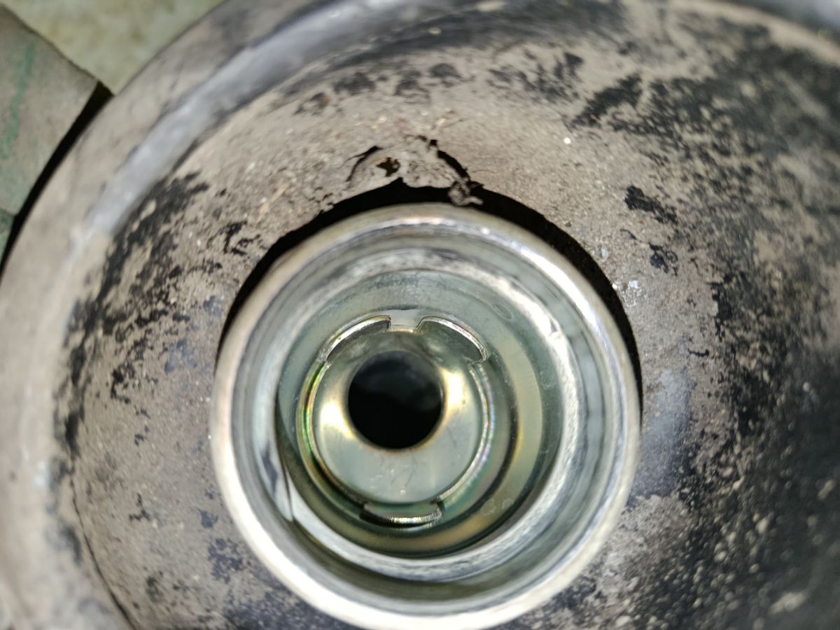 Заливная горловина топливного бака на Nissan March AK12 CR12DE Фото 3