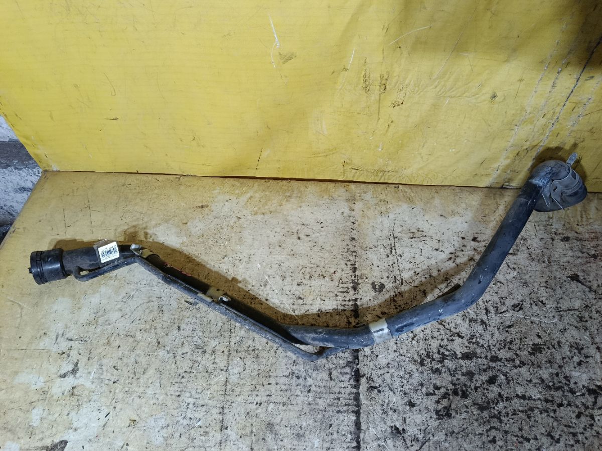 Заливная горловина топливного бака 77201-28240, 77201-28290 на Toyota Noah AZR65G 1AZ-FSE Фото 1