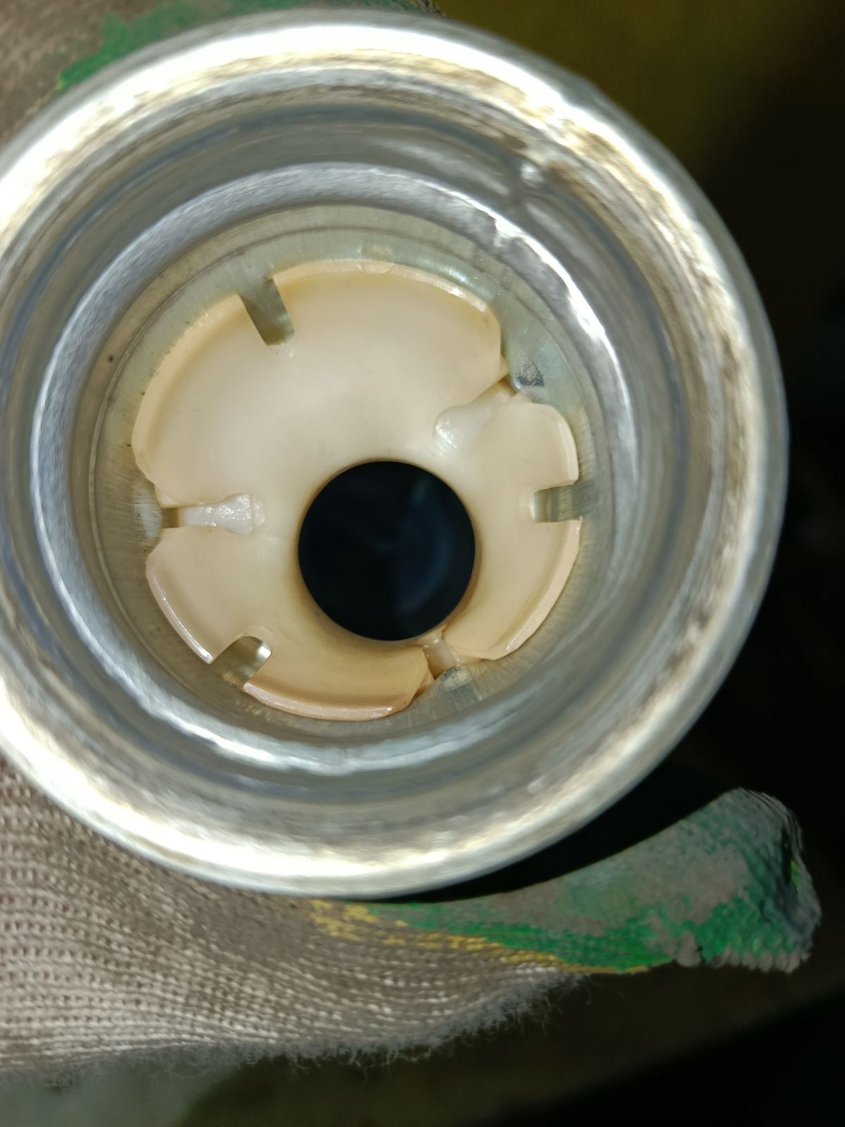 Заливная горловина топливного бака 77201-28240, 77201-28290 на Toyota Noah AZR65G 1AZ-FSE Фото 3