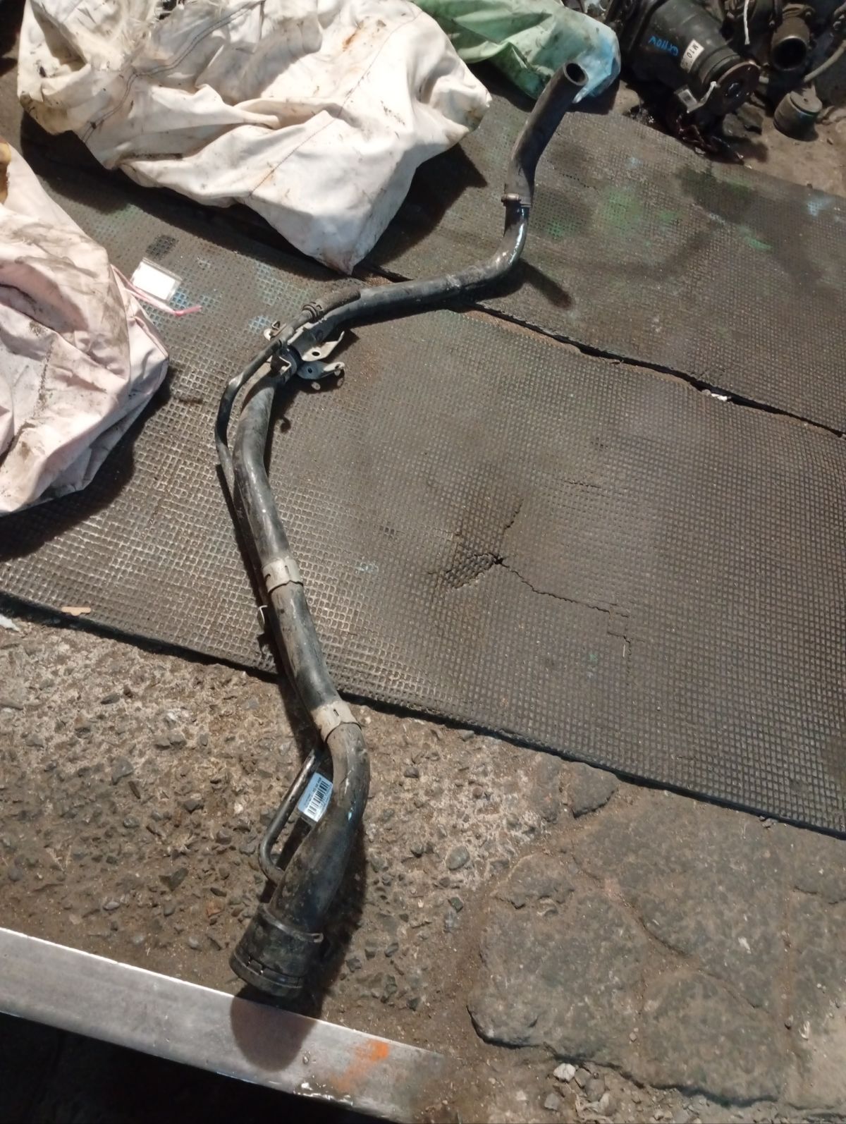 Заливная горловина топливного бака 77201-28240, 77201-28290 на Toyota Noah AZR65G 1AZ-FSE Фото 4