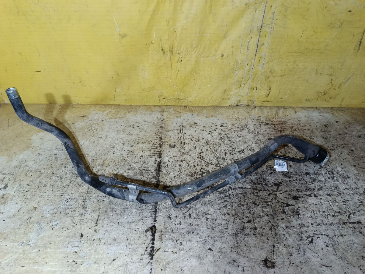 Заливная горловина топливного бака на Toyota Noah ZRR70G 3ZR-FAE Фото 1