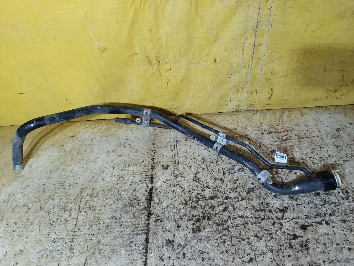 Заливная горловина топливного бака на Toyota Noah ZRR70G 3ZR-FAE Фото 2