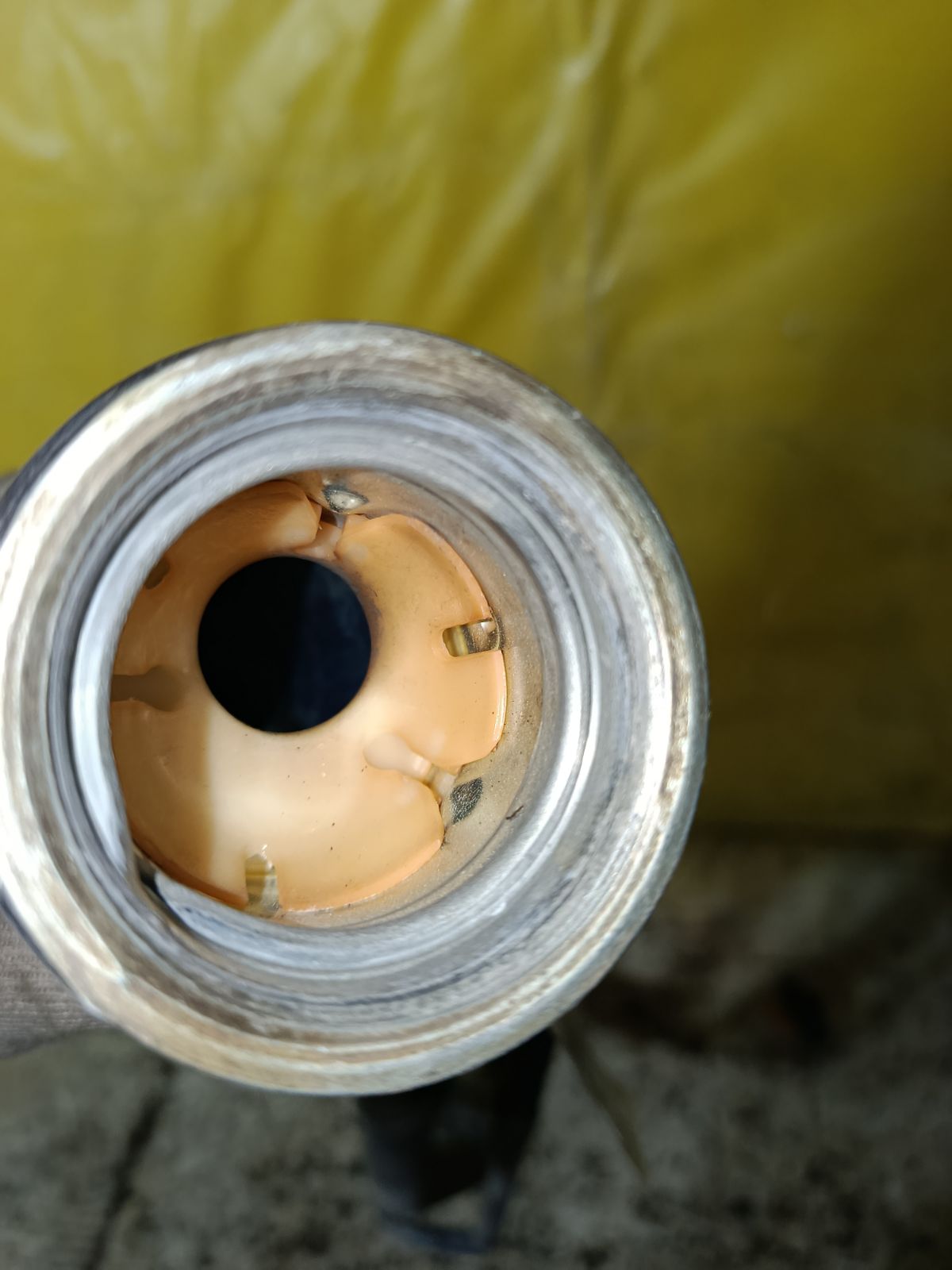 Заливная горловина топливного бака 77201-28240, 77201-28290 на Toyota Noah AZR60G 1AZ-FSE Фото 3