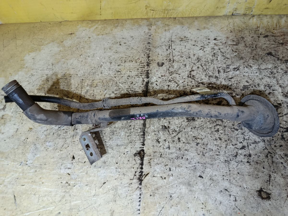 Заливная горловина топливного бака на Nissan March AK12 CR12DE Фото 1