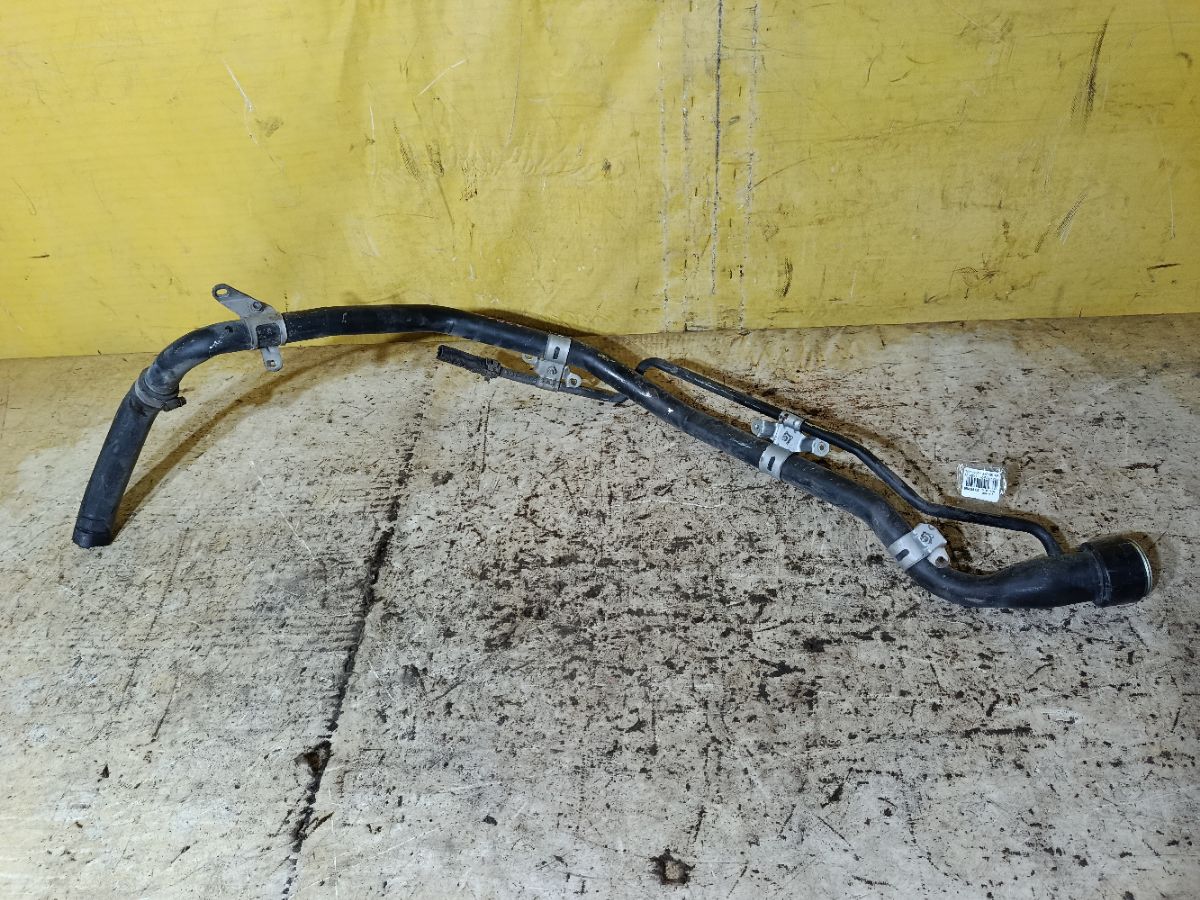 Заливная горловина топливного бака 77201-28240, 77201-28290 на Toyota Noah AZR60G 1AZ-FSE Фото 1