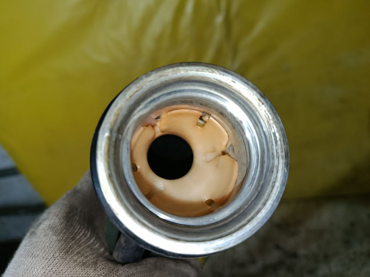 Заливная горловина топливного бака 77201-28240, 77201-28290 на Toyota Noah AZR60G 1AZ-FSE Фото 3