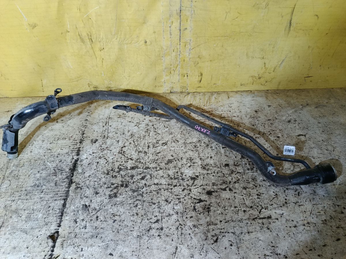 Заливная горловина топливного бака на Toyota Noah ZRR70G 3ZR-FAE Фото 1