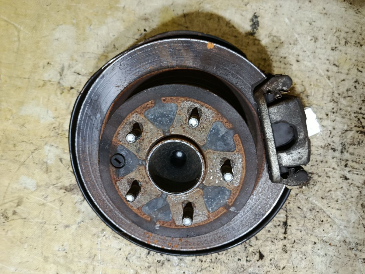 Ступица на Nissan Serena HFC26 MR20DD Фото 1