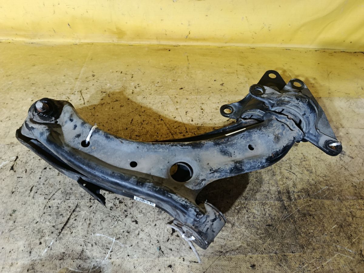 Рычаг на Honda Freed GB3 L15A Фото 1