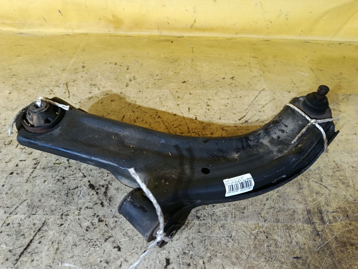 Рычаг на Nissan Note E11 HR15DE Фото 1