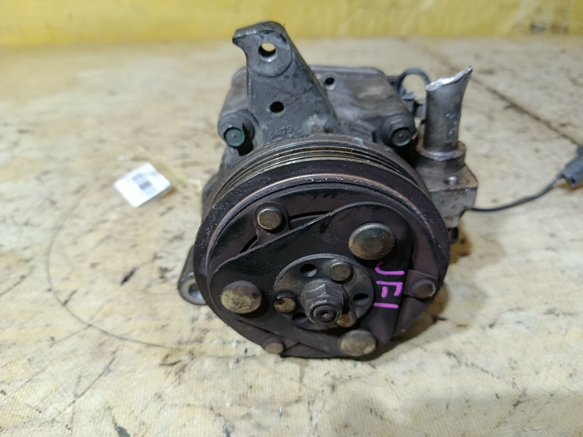 Компрессор кондиционера на Honda N-Box JF1 S07A Фото 3
