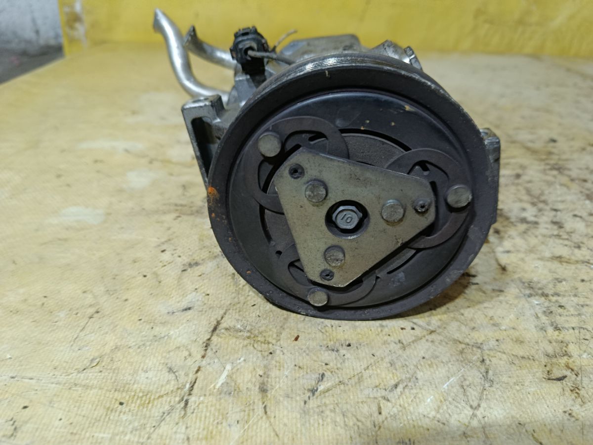 Компрессор кондиционера 92600-ED07B на Nissan Note E11 HR15DE Фото 2