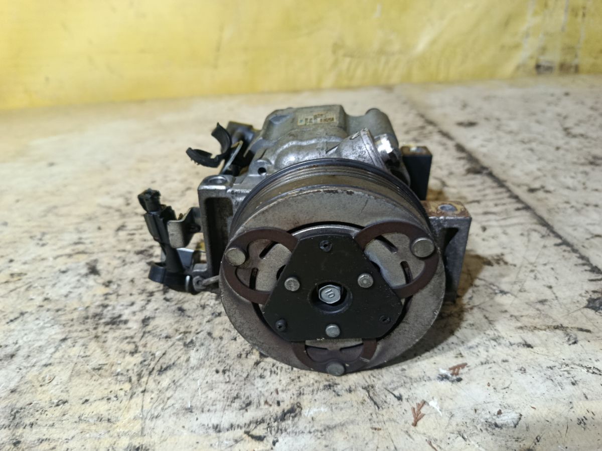 Компрессор кондиционера 73111FG002 на Subaru Exiga YA4 EJ204 Фото 4