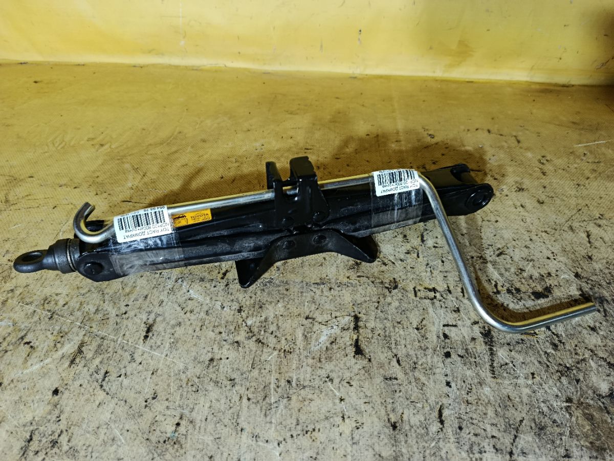 Домкрат на Toyota Ractis NCP120 Фото 1