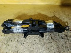 Домкрат на Toyota AZR60G