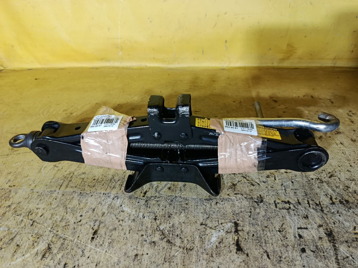 Домкрат на Toyota AZR60G Фото 1