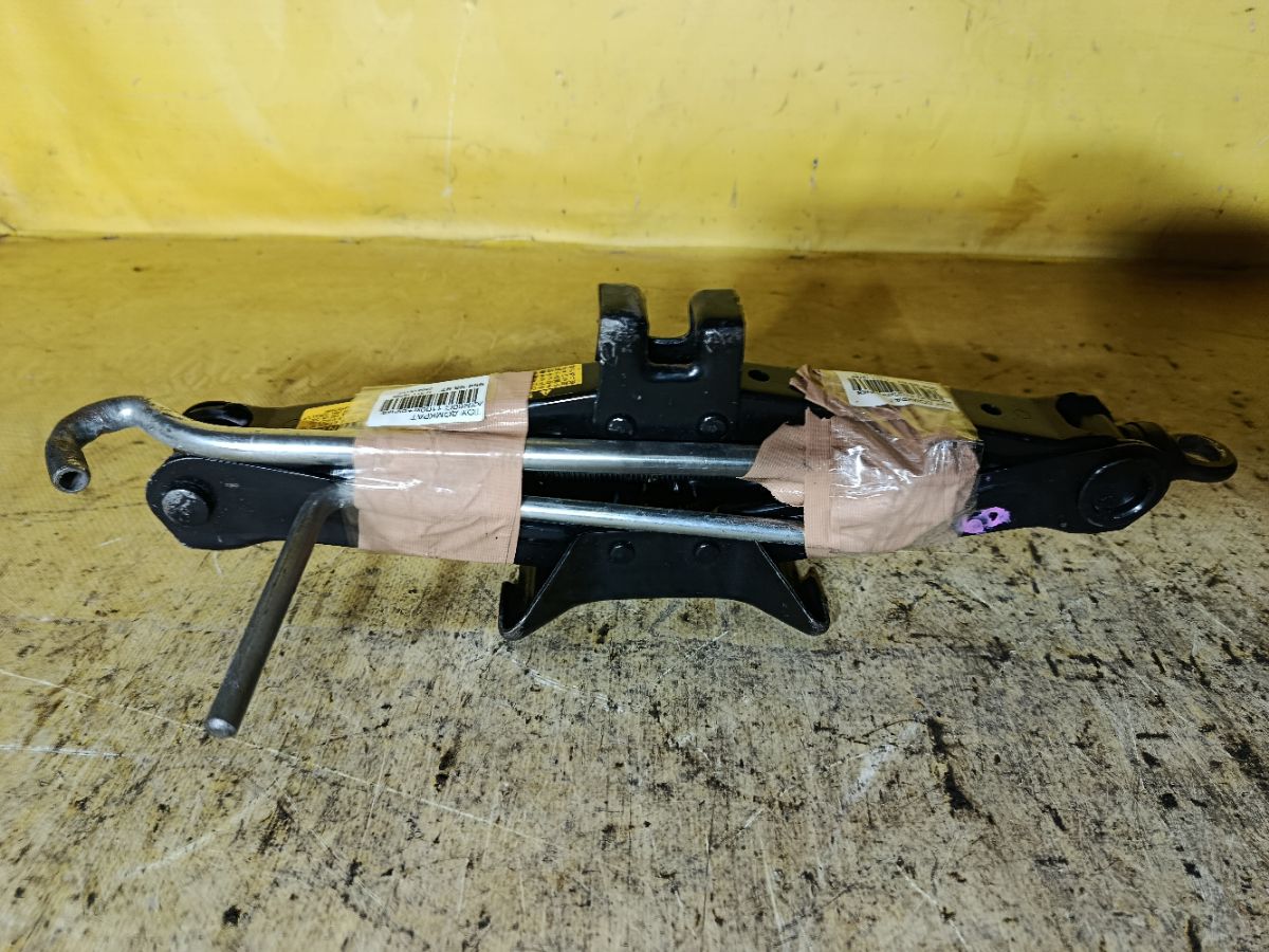 Домкрат на Toyota AZR60G Фото 2