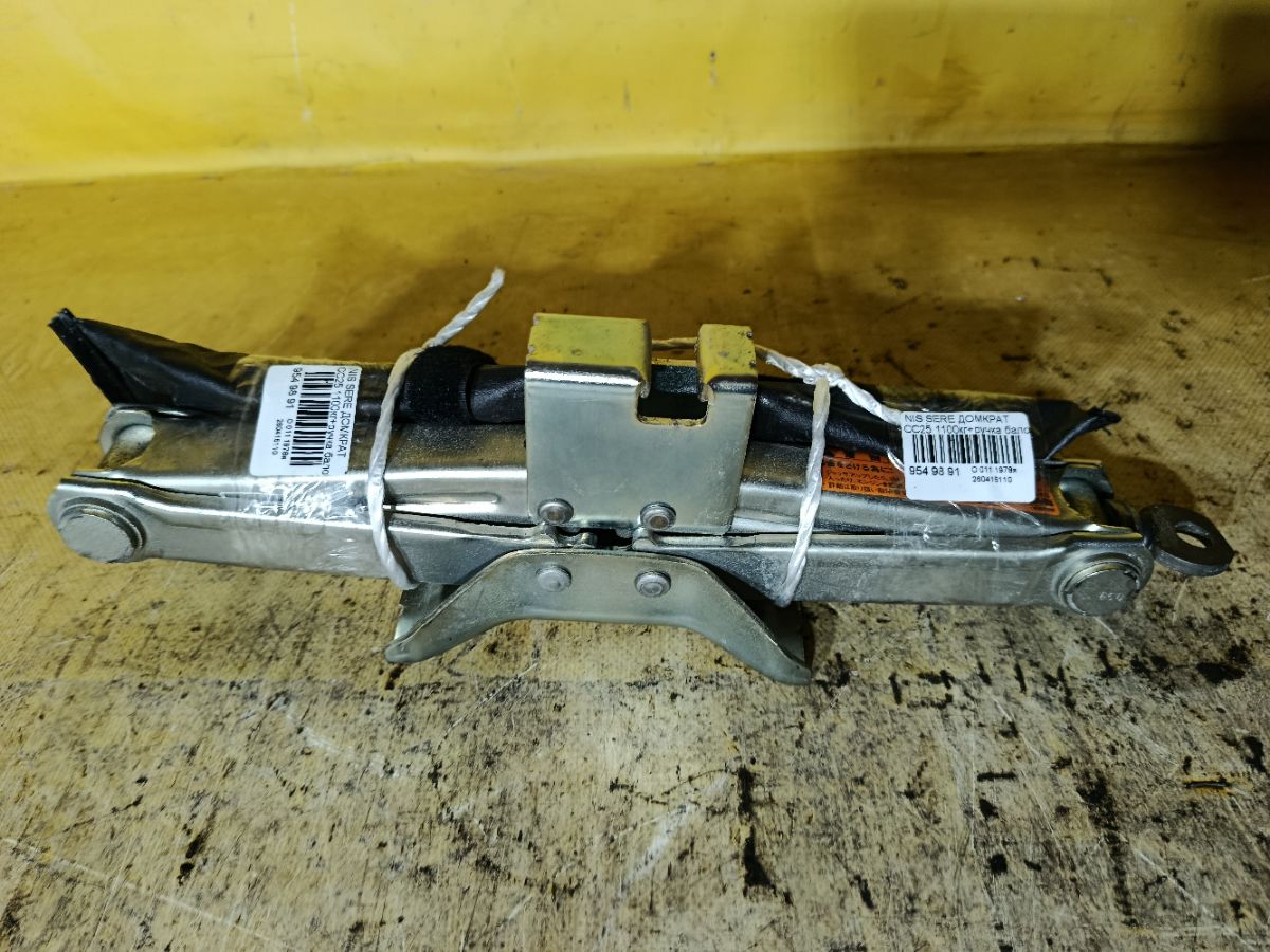 Домкрат на Nissan Serena CC25 Фото 1