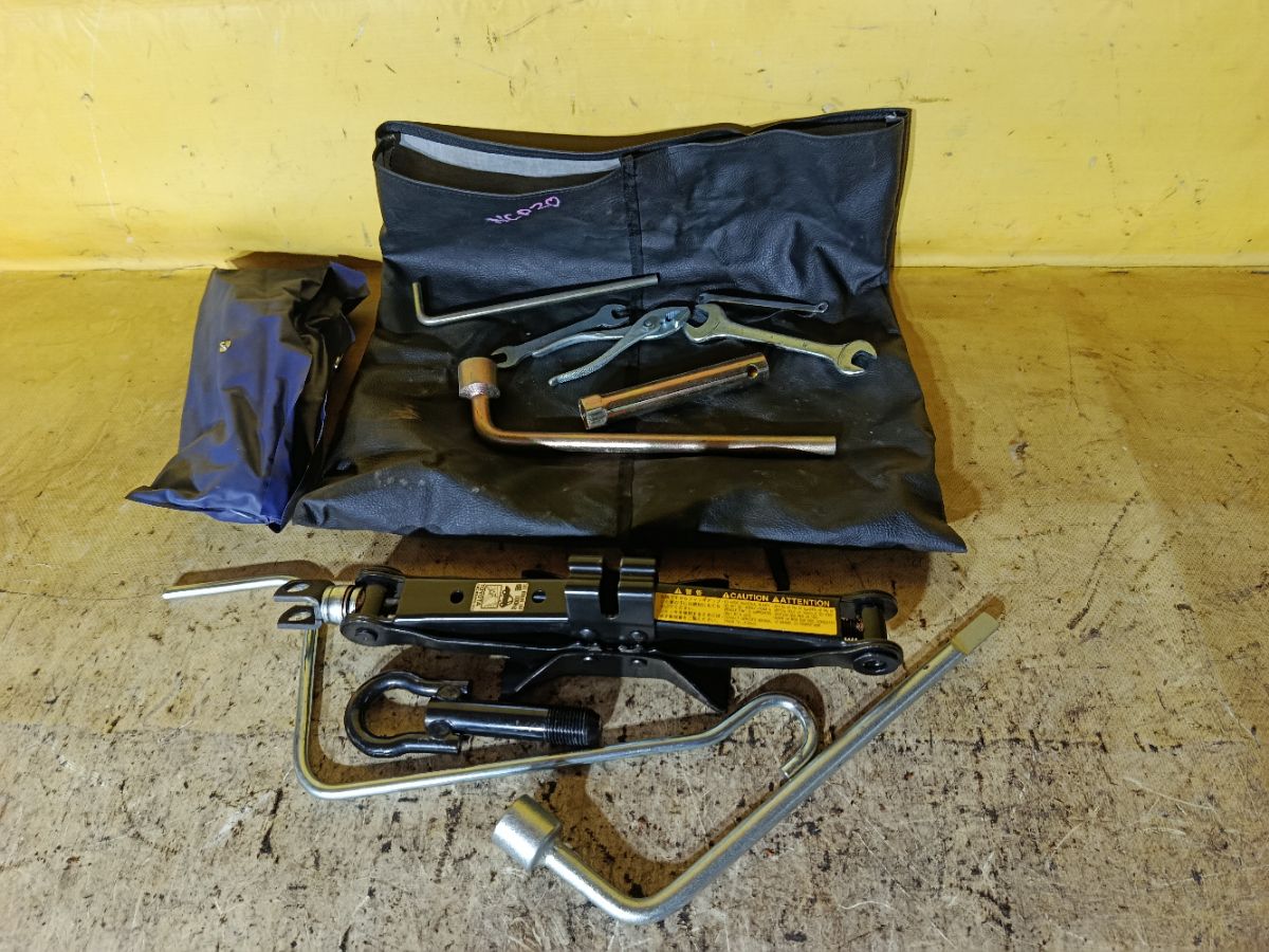 Домкрат на Toyota Funcargo NCP20 Фото 1