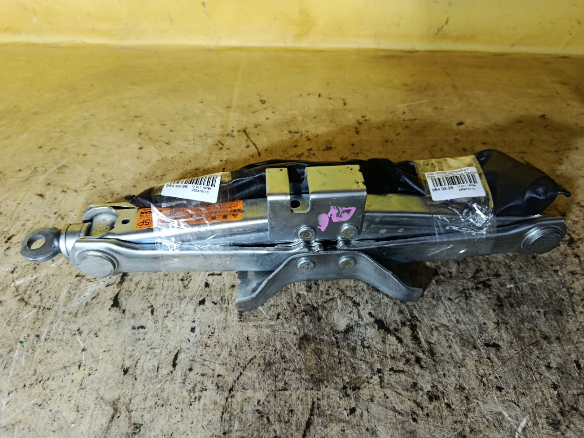 Домкрат на Nissan Serena C26 Фото 1