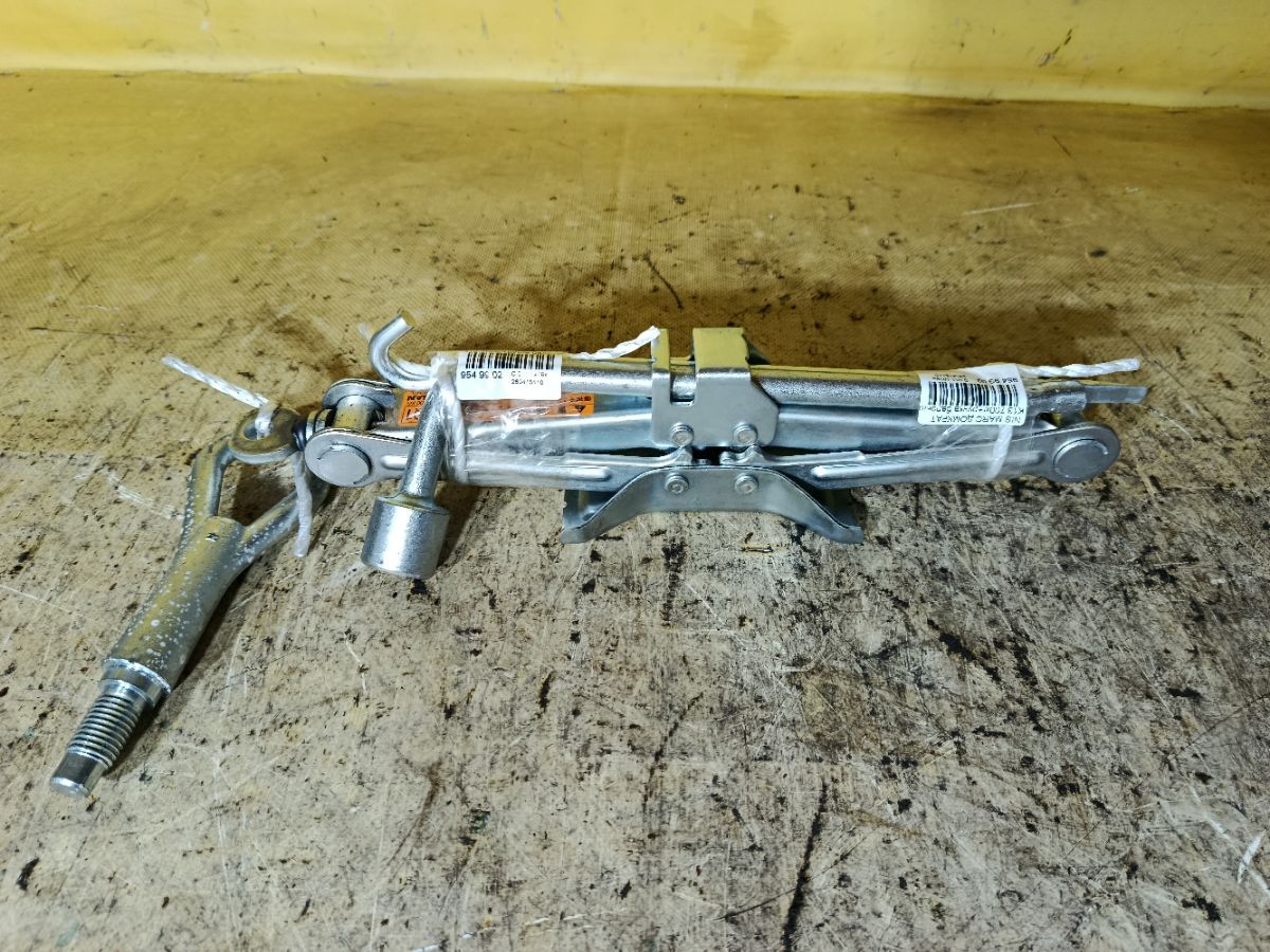 Домкрат на Nissan March K13 Фото 1